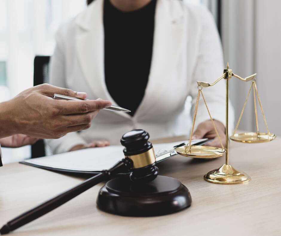 Alterações na ANA e seus efeitos no marco do saneamento | Advogada com contrato e malhete | BMA Advogados