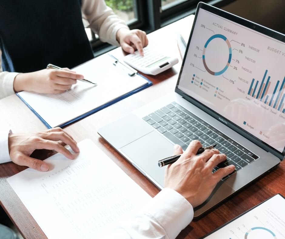 Brasil torna-se mais atrativo ao investimento estrangeiro | Pessoas com notebook analisando resultados de investimentos | BMA Ad