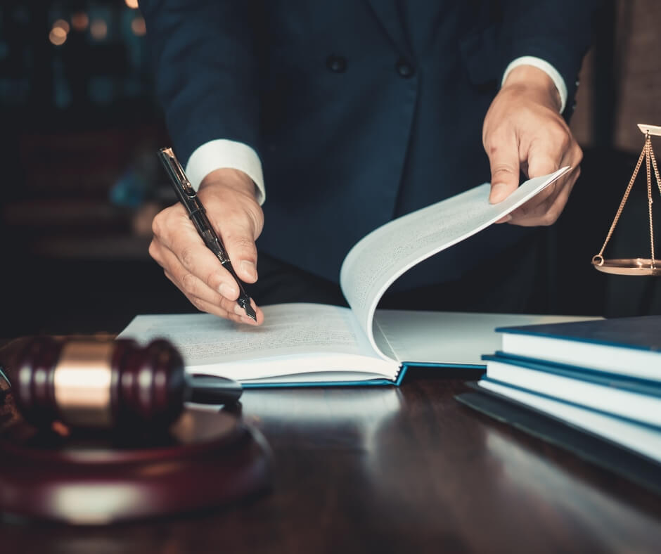 coisa-julgada-em-matéria-tributária-na-inédita-visão-do-STF-advogado-escrevendo-BMA-advogados_.jpg