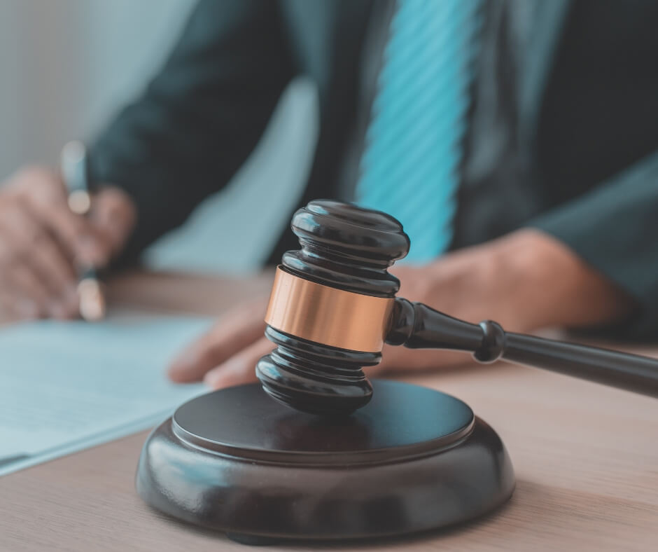 Demissões sem justa causa vão acabar? | Pessoa assinando contrato atrás de um malhete | BMA Advogados