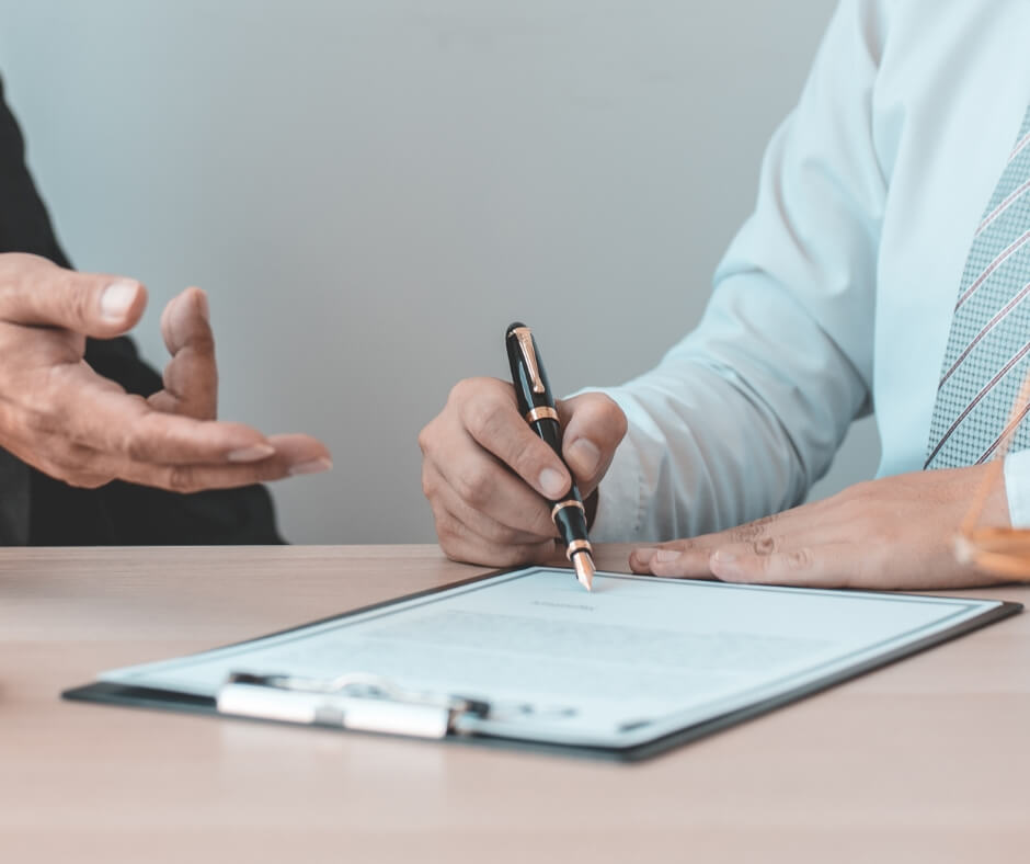 Eficácia das cláusulas de não concorrência nas relações de trabalho | Pessoa assinando contrato | BMA Advogados