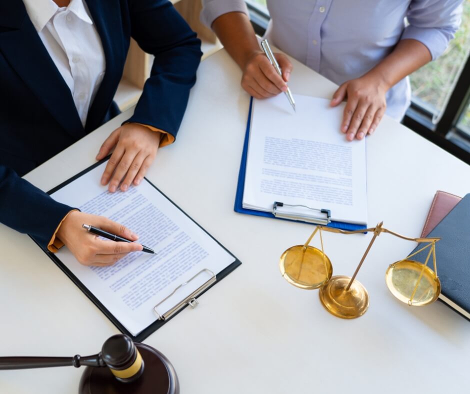 ex-empregado-tem-direito-a-exercer-stock-options-advogado-assinando-BMA-advogados_.jpg