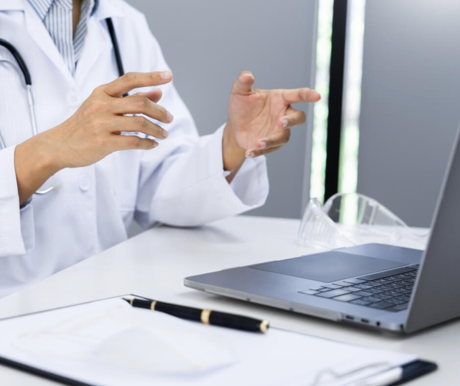Sancionada a Lei da Telessaúde: conheça a norma | Médico explicando algo durante teleconsulta | BMA Advogados